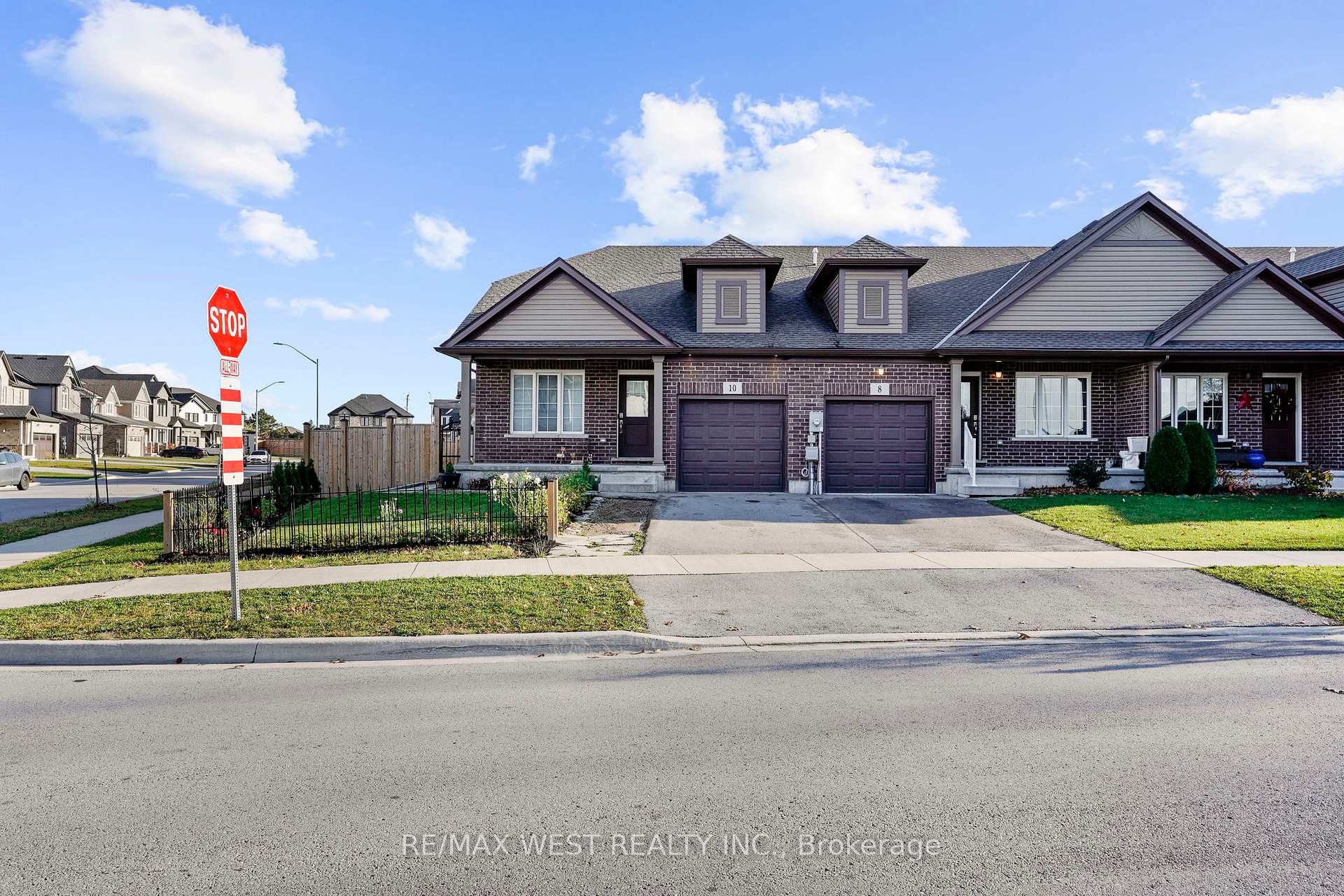 Photo 2 of 10 Hawthorn Avenue, Thorold, Confederation Heights — HOMEH