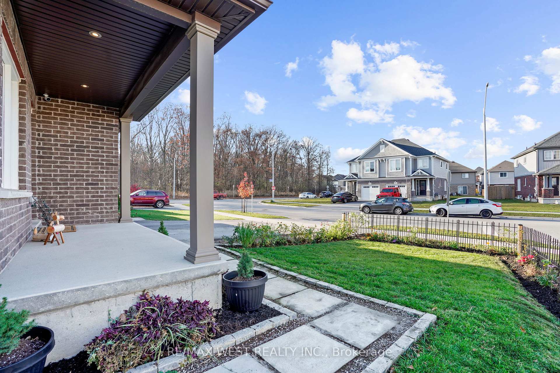 Photo 3 of 10 Hawthorn Avenue, Thorold, Confederation Heights — HOMEH