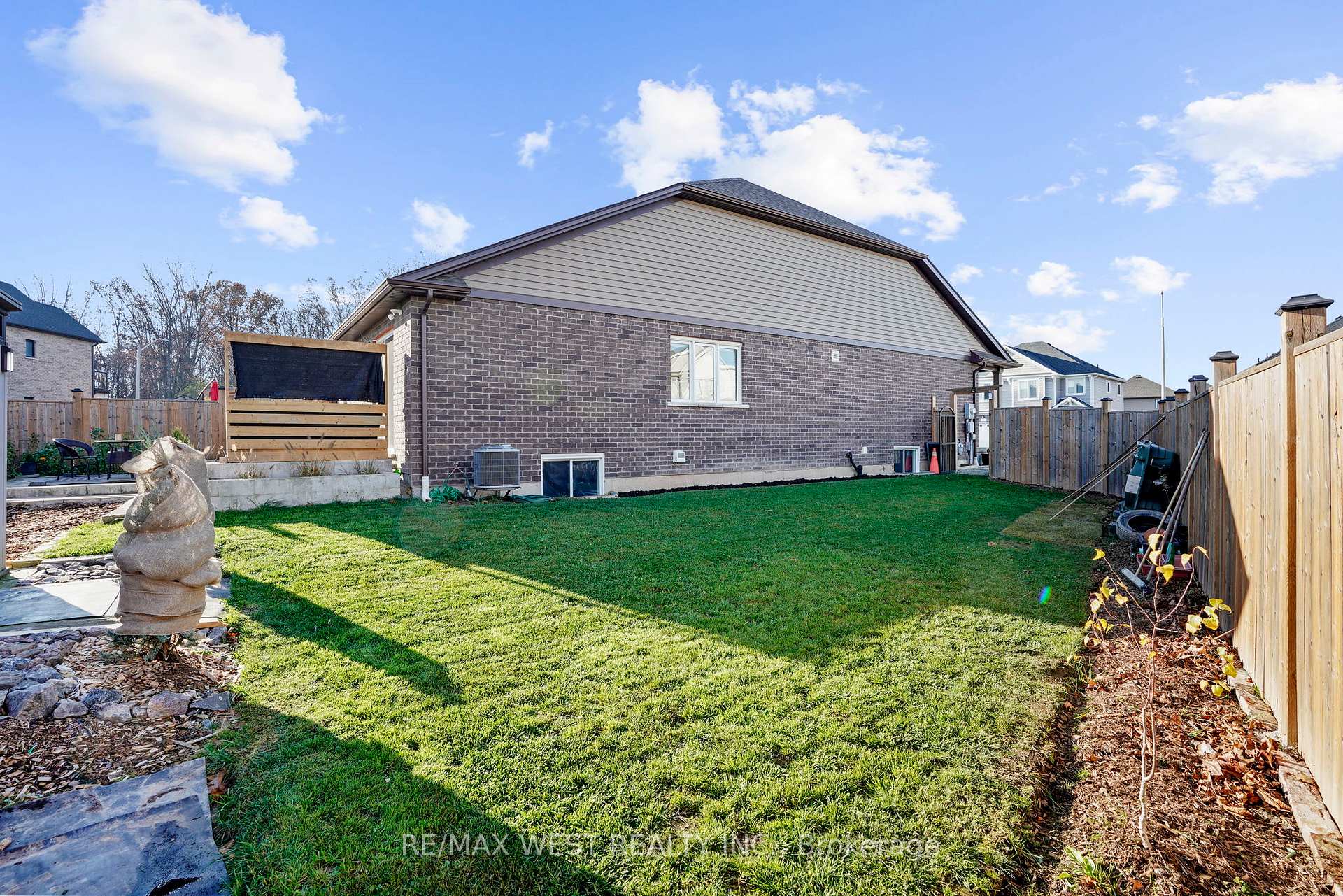 Photo 12 of 10 Hawthorn Avenue, Thorold, Confederation Heights — HOMEH