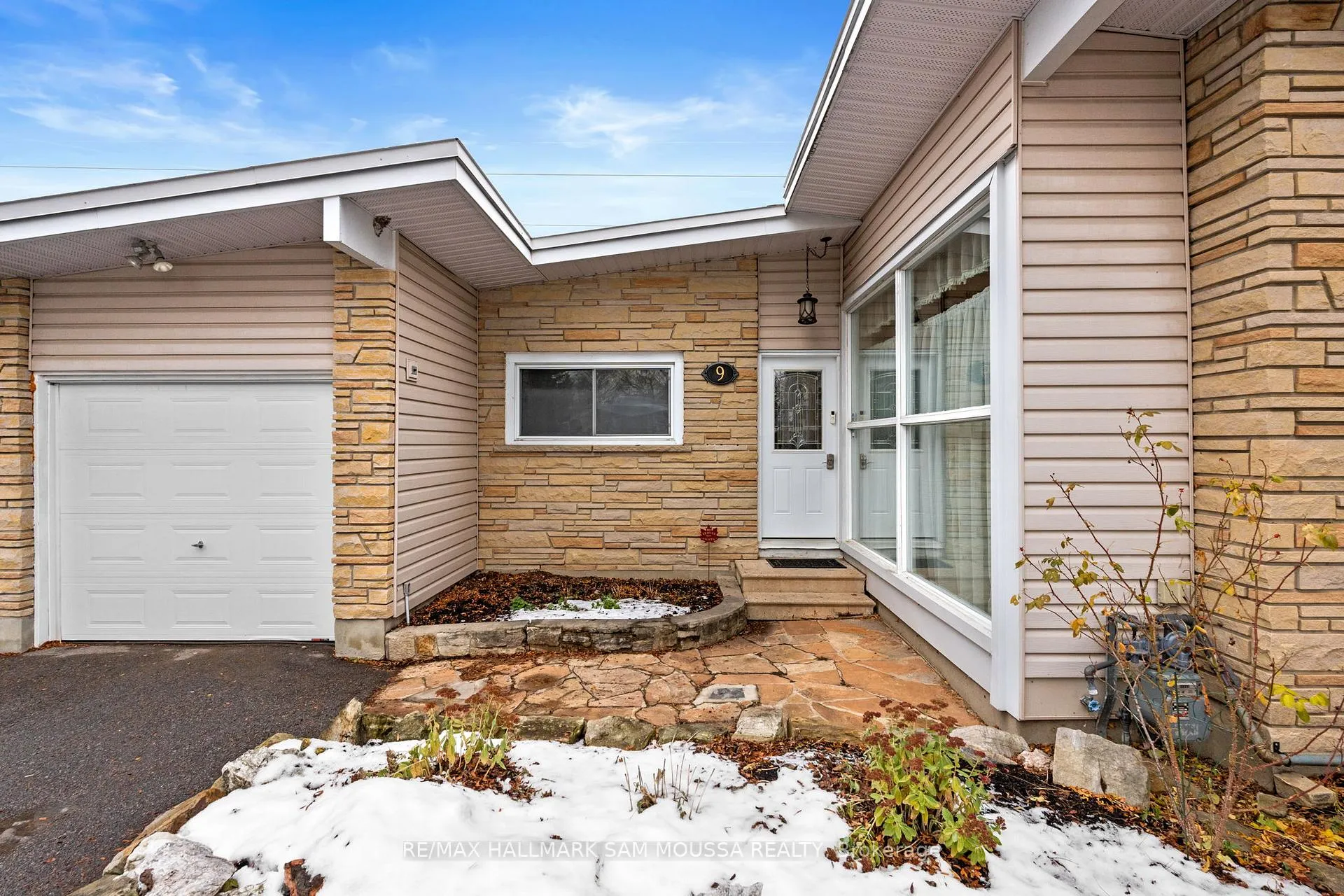 Photo 2 of 9 Quinpool Crescent, Ottawa, Arbeatha Park — HOMEH