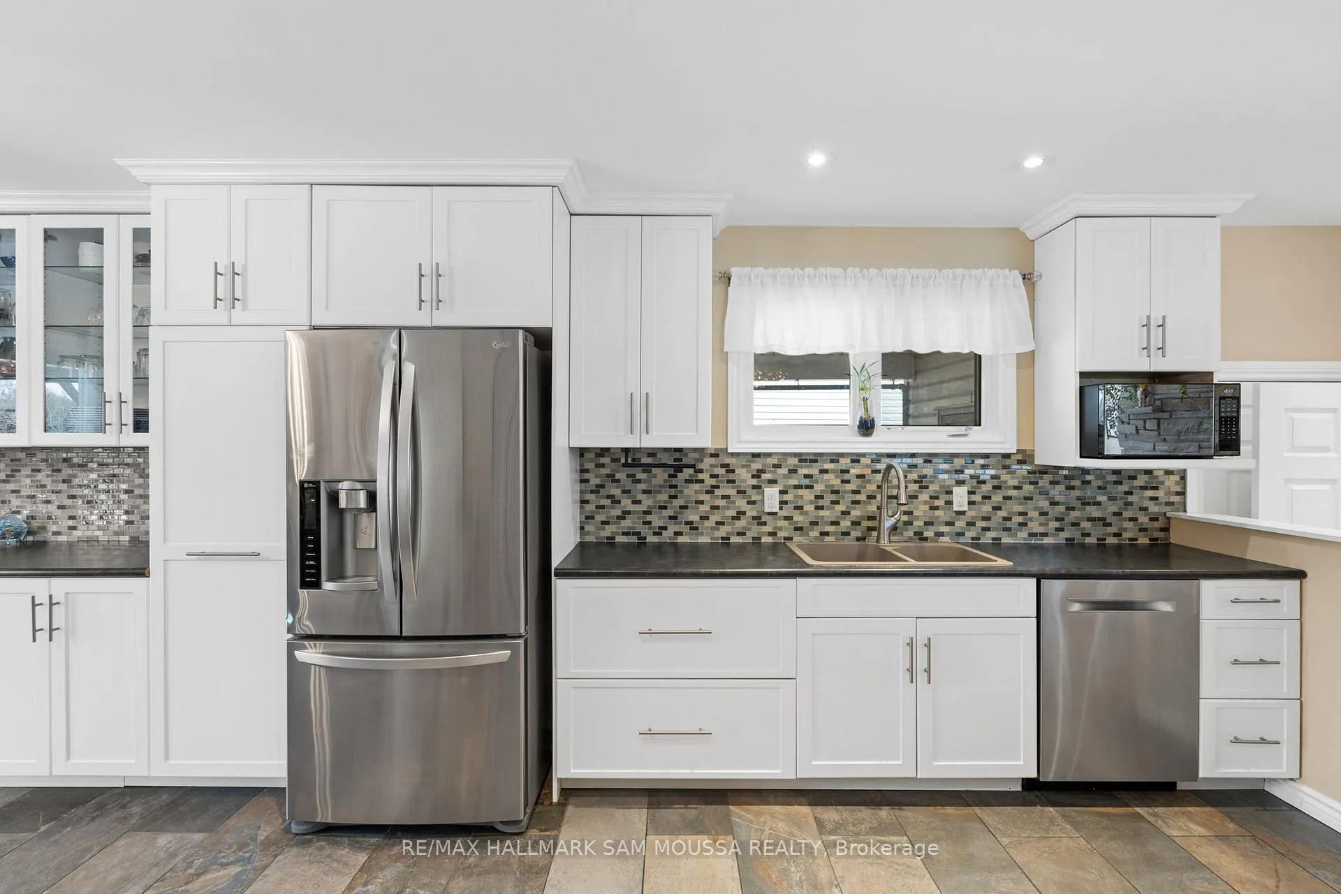 Photo 13 of 9 Quinpool Crescent, Ottawa, Arbeatha Park — HOMEH