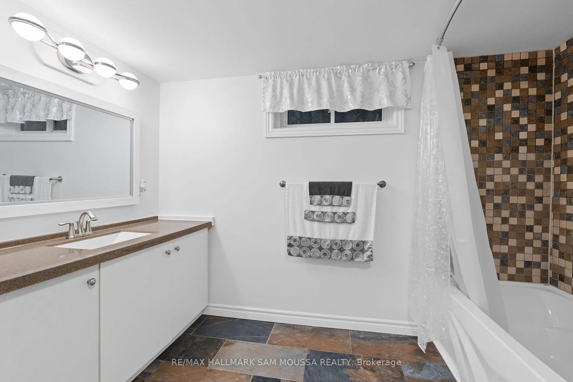 Photo 36 of 9 Quinpool Crescent, Ottawa, Arbeatha Park — HOMEH