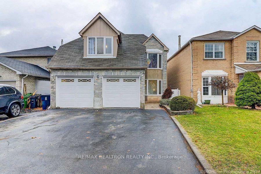 Front of 3 Oak Knolls Crescent