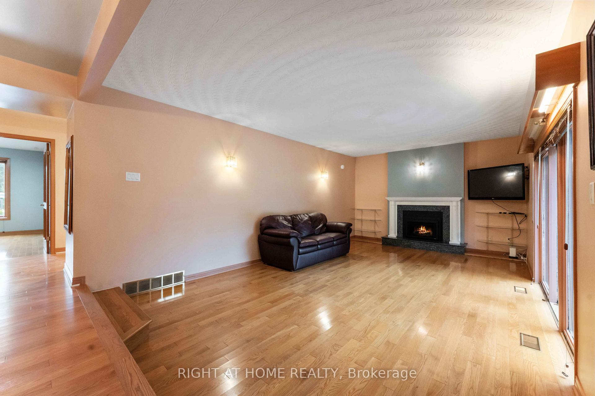Photo 4 of 2 Muirfield Gardens, Ottawa, Cedar Hill/Orchard Estates — HOMEH