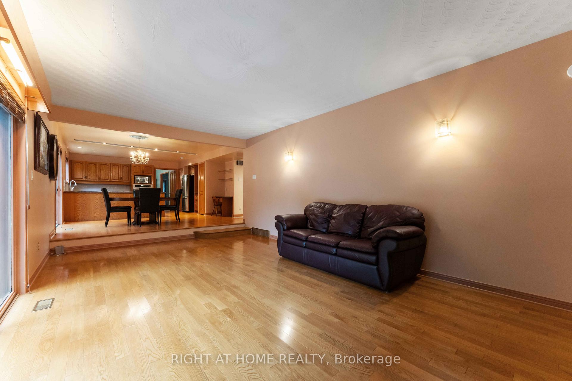 Photo 8 of 2 Muirfield Gardens, Ottawa, Cedar Hill/Orchard Estates — HOMEH