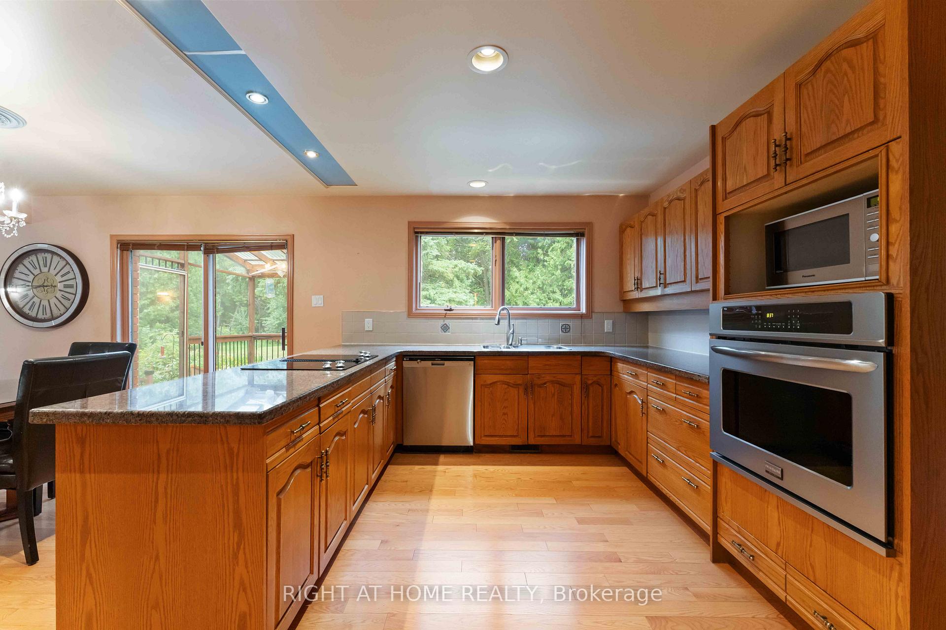 Photo 21 of 2 Muirfield Gardens, Ottawa, Cedar Hill/Orchard Estates — HOMEH