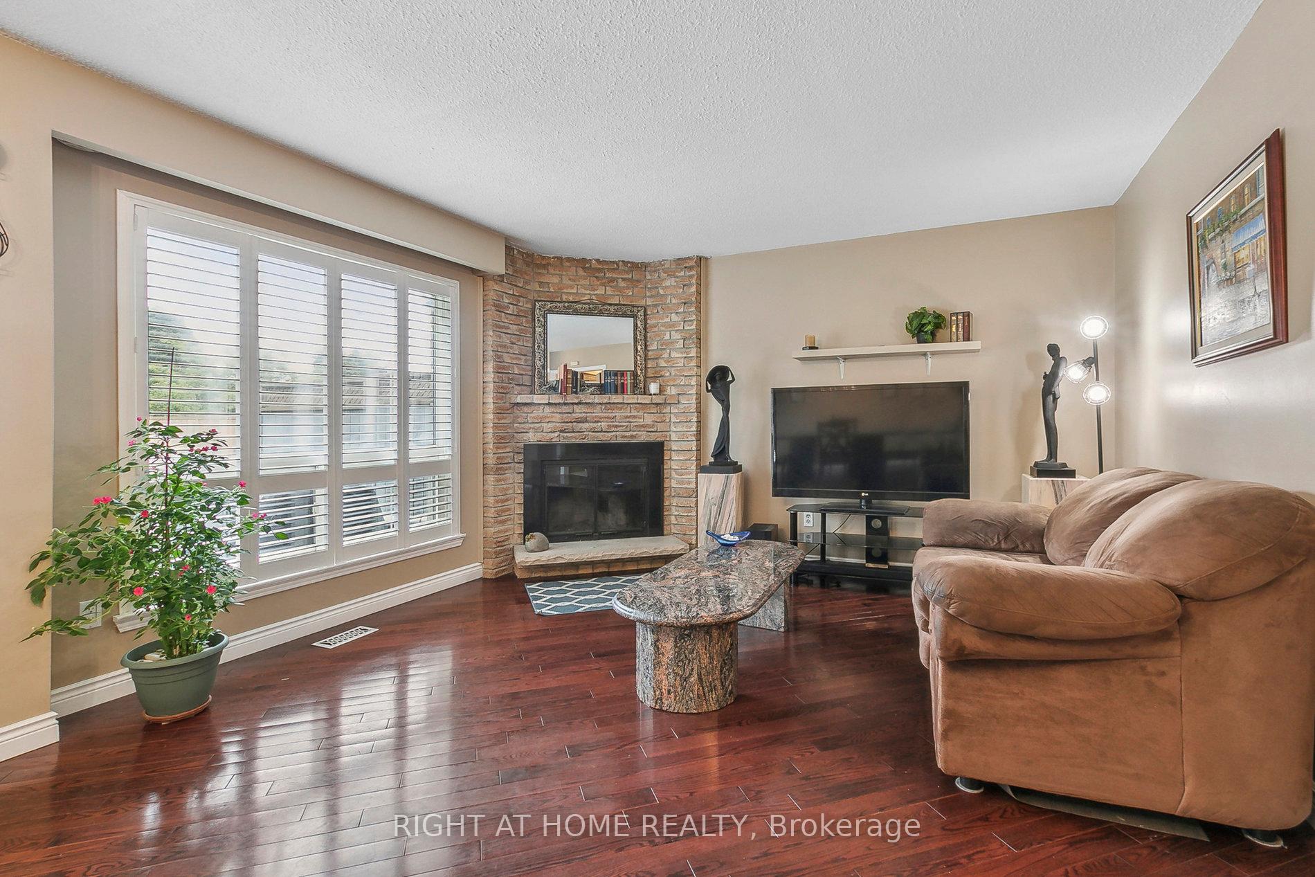 Photo 2 of 258 Braymore Boulevard, Scarborough, Rouge — HOMEH