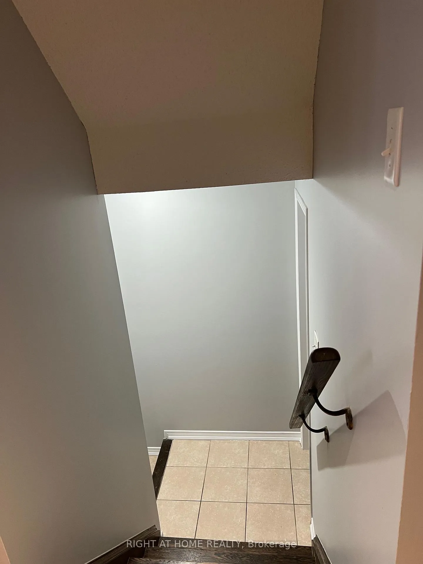 Photo 5 of 385 Conover Avenue, Aurora, Bayview Northeast — HOMEH