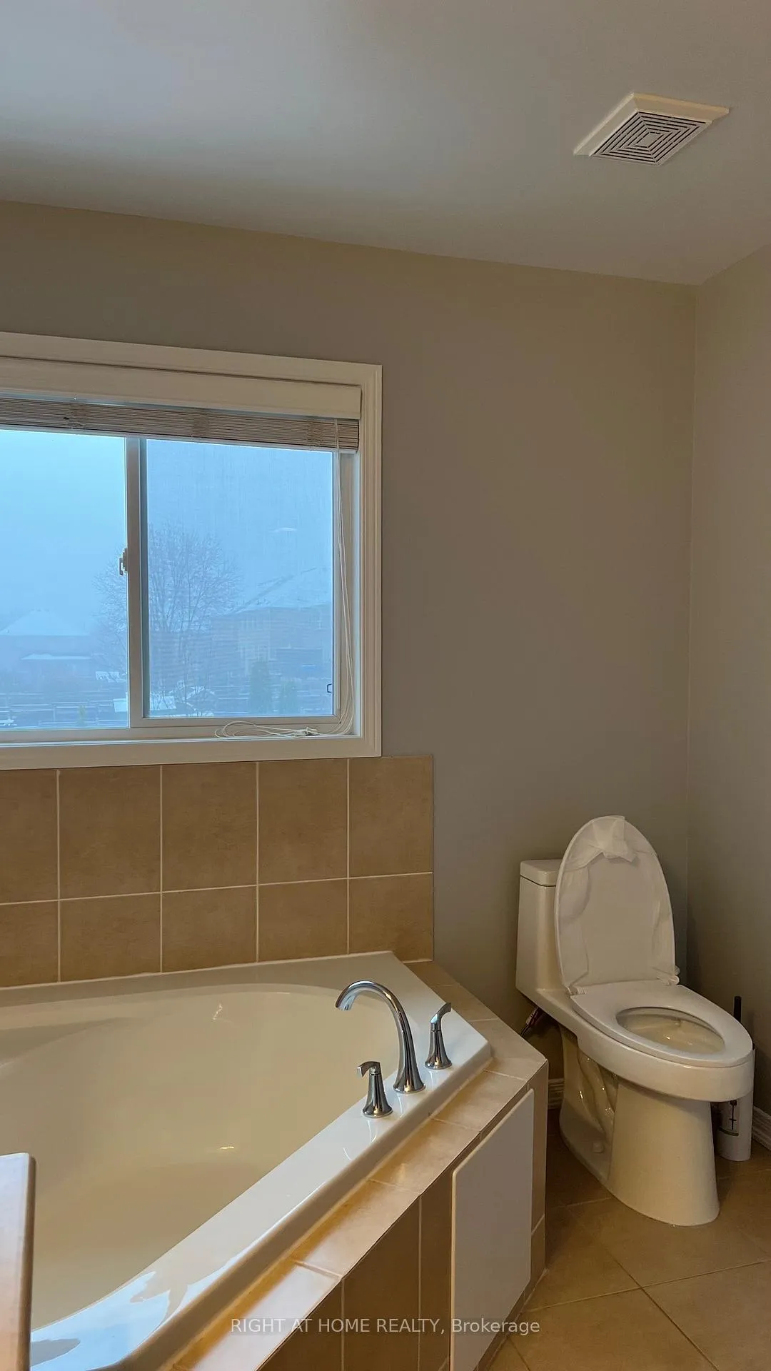 Photo 12 of 385 Conover Avenue, Aurora, Bayview Northeast — HOMEH