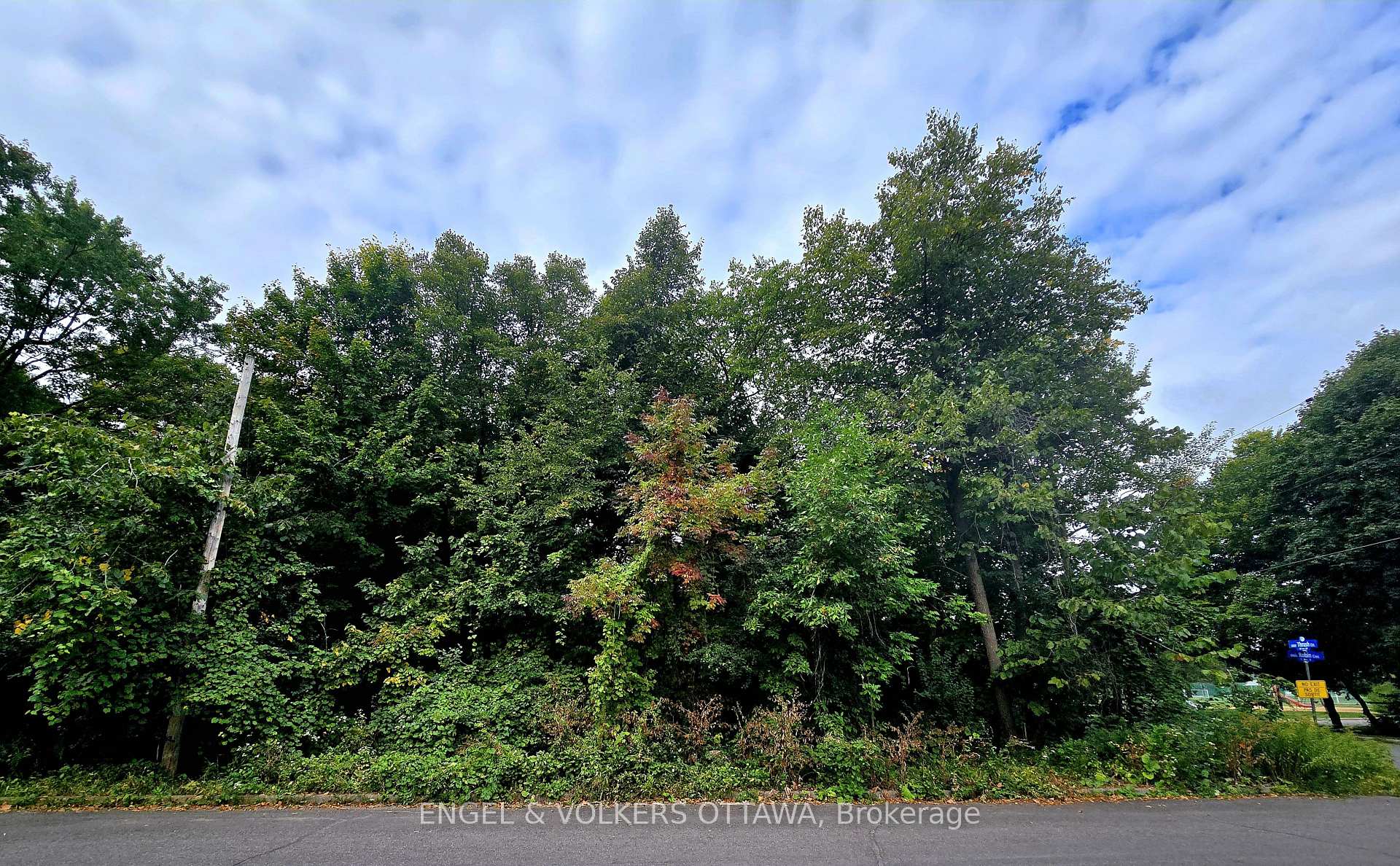 Photo 5 of 20 Robin Crescent, Ottawa, Rothwell Heights — HOMEH