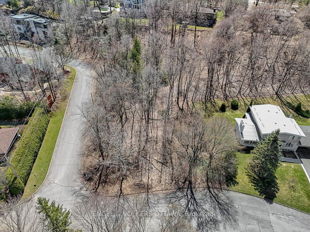 Photo 4 of 20 Robin Crescent, Ottawa, Rothwell Heights — HOMEH