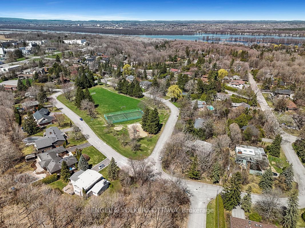 Photo 3 of 20 Robin Crescent, Ottawa, Rothwell Heights — HOMEH