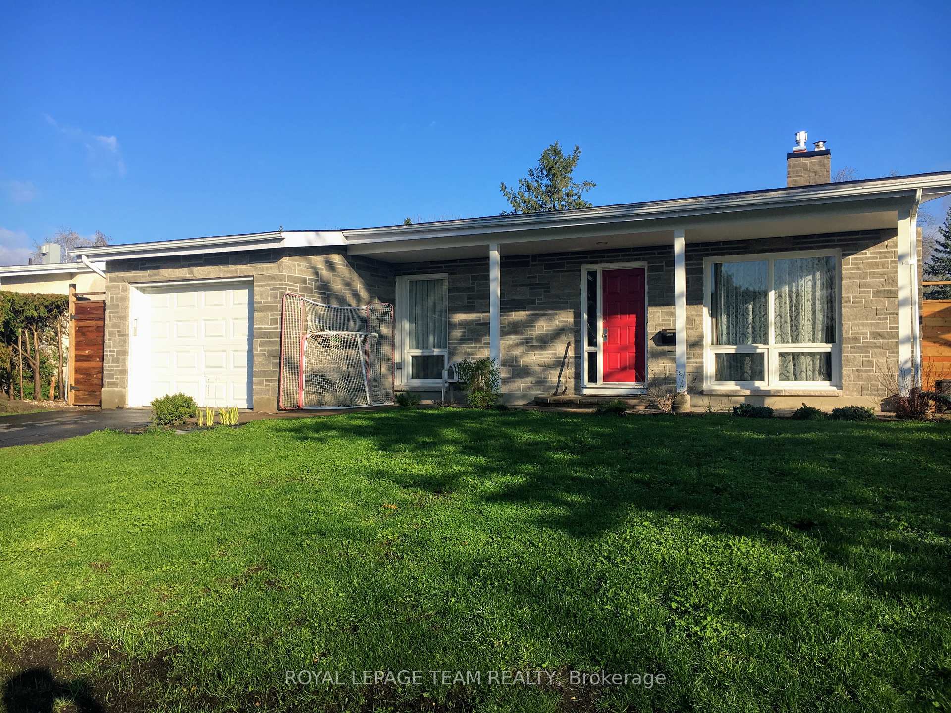 Photo 2 of 631 Glenhurst Crescent, Ottawa, Beacon Hill North — HOMEH