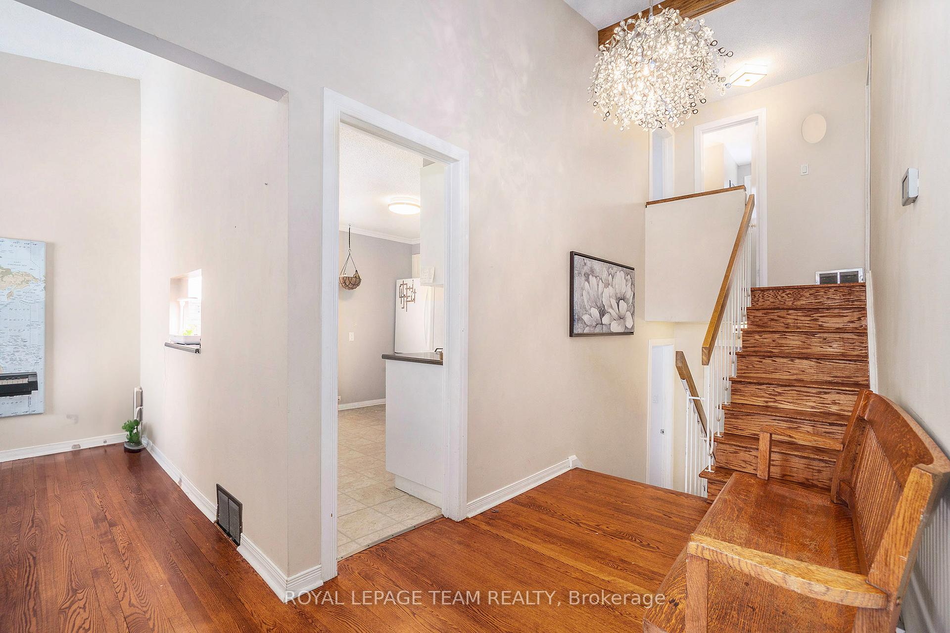 Photo 3 of 631 Glenhurst Crescent, Ottawa, Beacon Hill North — HOMEH