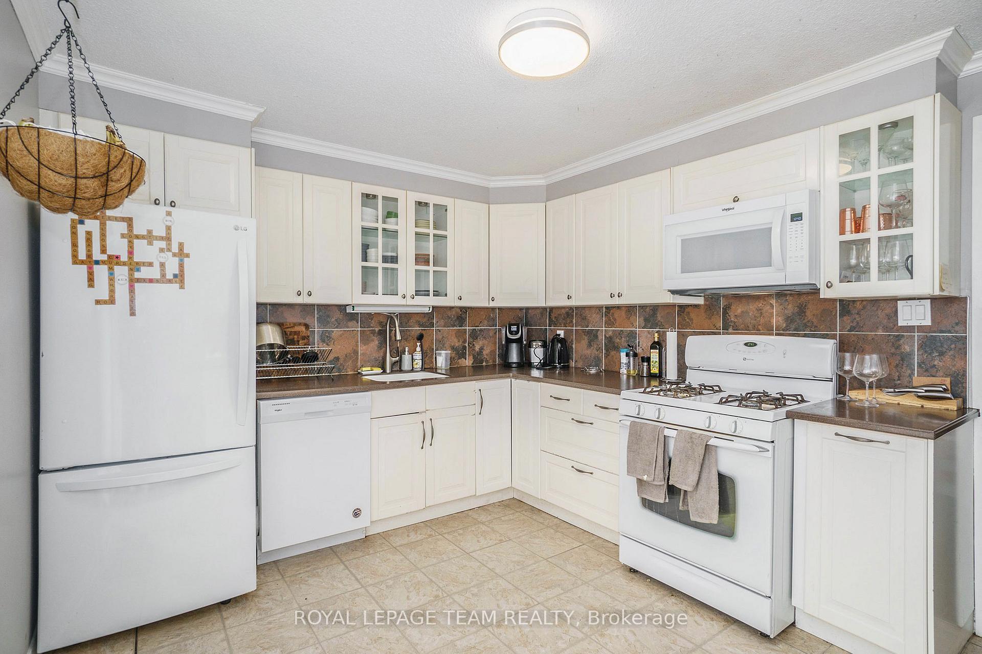 Photo 4 of 631 Glenhurst Crescent, Ottawa, Beacon Hill North — HOMEH