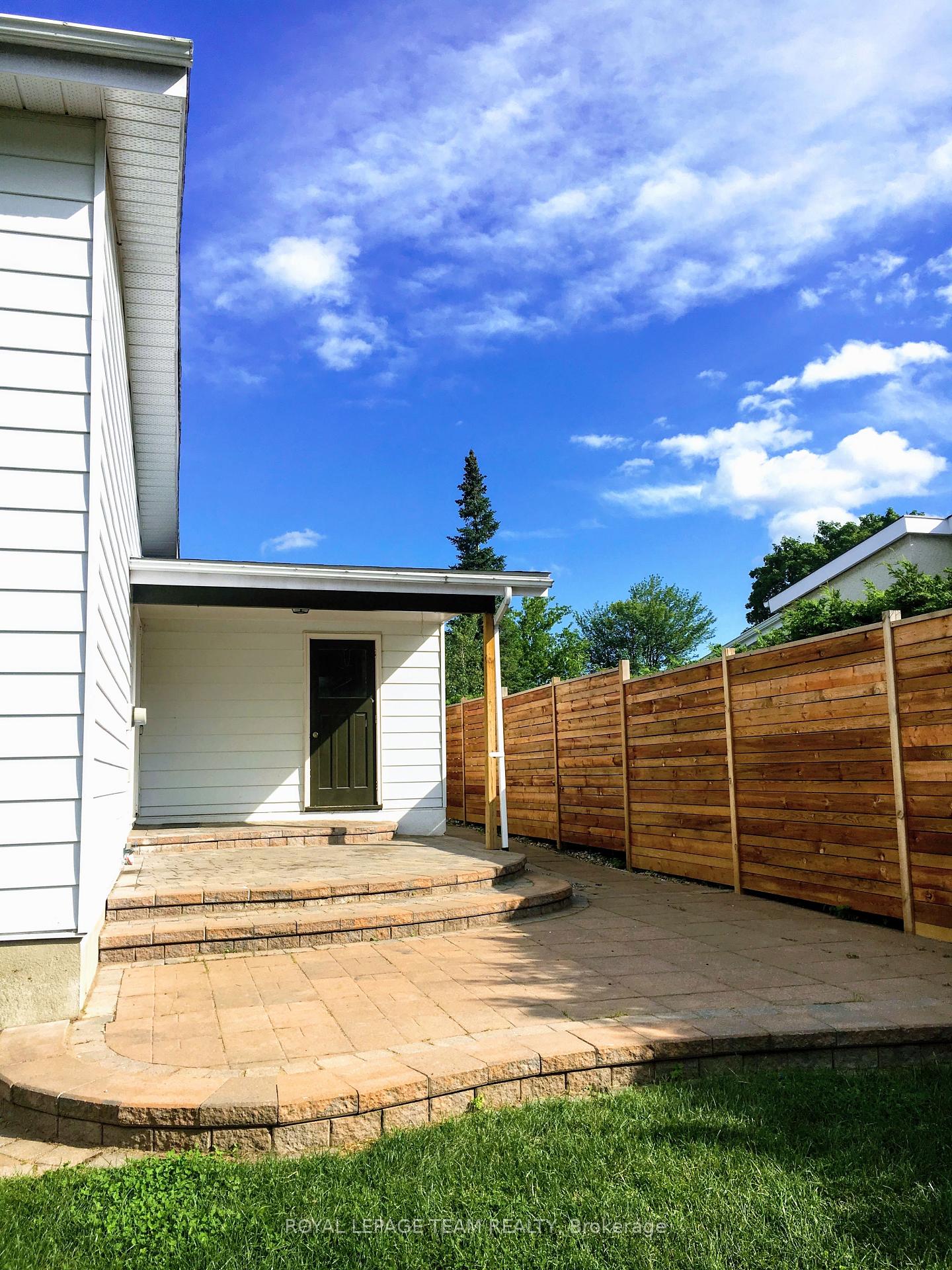 Photo 16 of 631 Glenhurst Crescent, Ottawa, Beacon Hill North — HOMEH