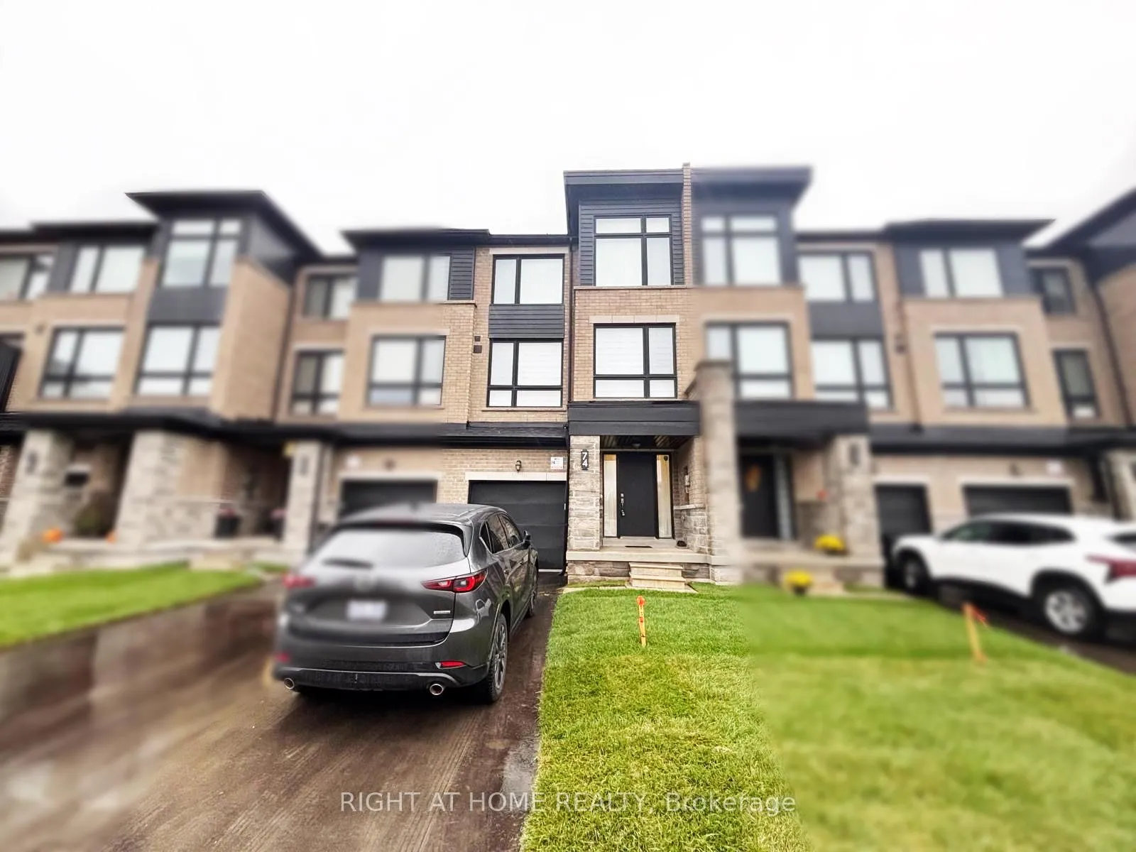 Photo 2 of 74 Blue Forest Crescent, Barrie, Innis-Shore — HOMEH
