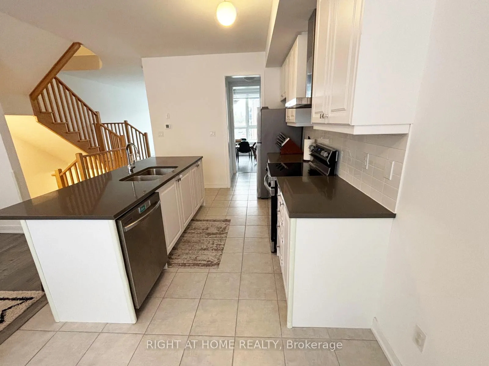 Photo 10 of 74 Blue Forest Crescent, Barrie, Innis-Shore — HOMEH