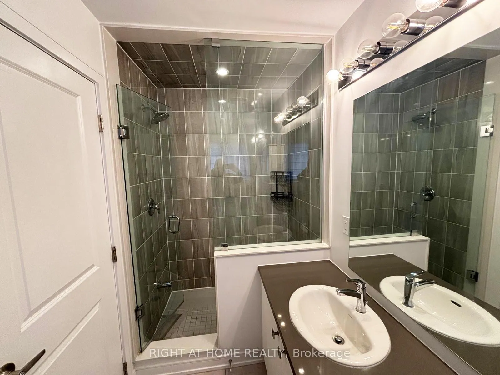 Photo 43 of 74 Blue Forest Crescent, Barrie, Innis-Shore — HOMEH