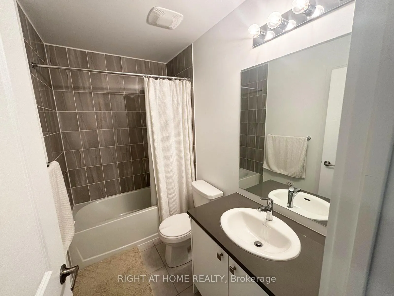 Photo 51 of 74 Blue Forest Crescent, Barrie, Innis-Shore — HOMEH