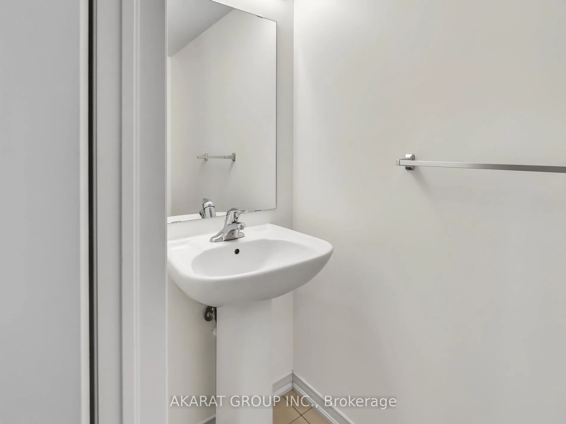 Photo 7 of Unit 16, 2500 Post Road, Oakville, River Oaks — HOMEH