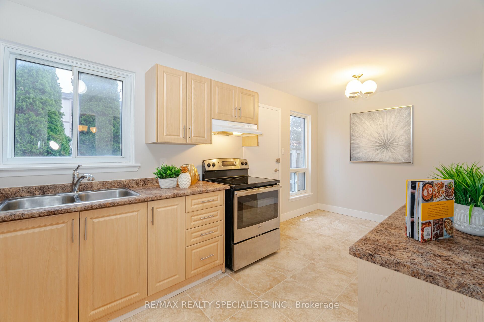 Photo 51 of Unit 8, 8 Guildford Crescent, Brampton, Central Park — HOMEH