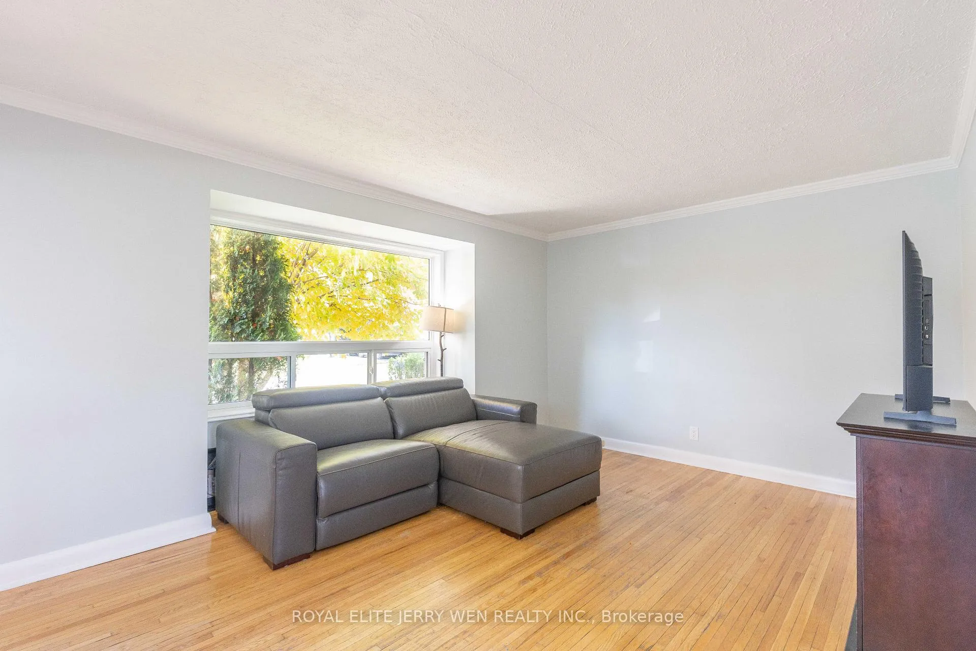 Photo 6 of 22 Forest Road, Ajax, South East — HOMEH