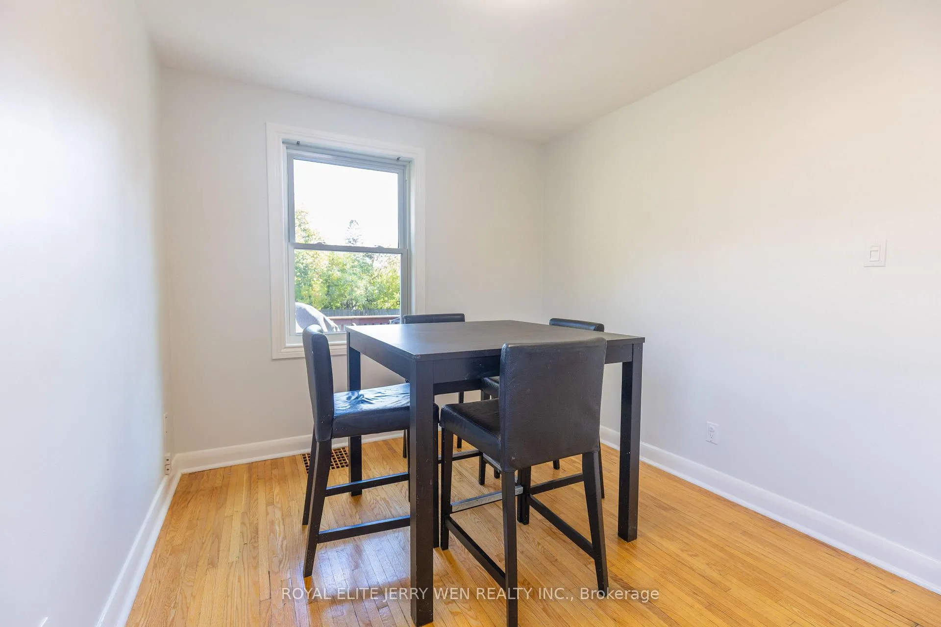 Photo 10 of 22 Forest Road, Ajax, South East — HOMEH