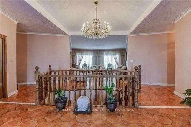 Photo 3 of 32 Fenton Way, Brampton, Toronto Gore Rural Estate — HOMEH