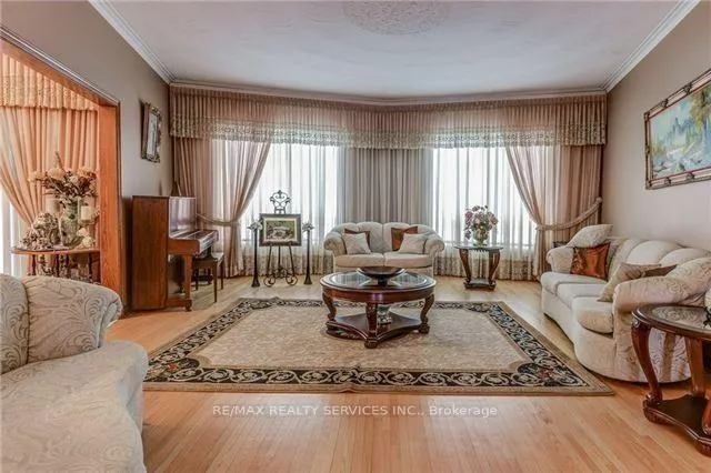 Photo 4 of 32 Fenton Way, Brampton, Toronto Gore Rural Estate — HOMEH