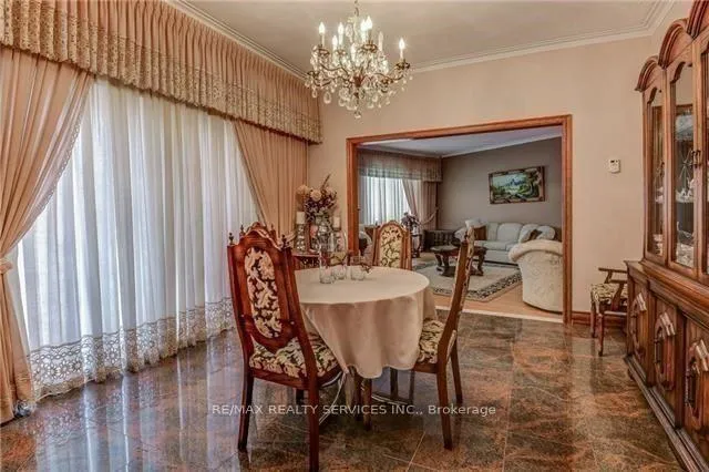 Photo 5 of 32 Fenton Way, Brampton, Toronto Gore Rural Estate — HOMEH