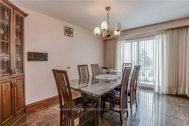 Photo 6 of 32 Fenton Way, Brampton, Toronto Gore Rural Estate — HOMEH