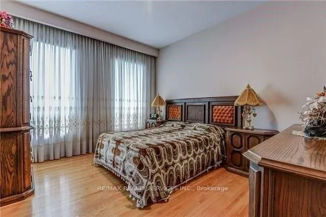 Photo 7 of 32 Fenton Way, Brampton, Toronto Gore Rural Estate — HOMEH