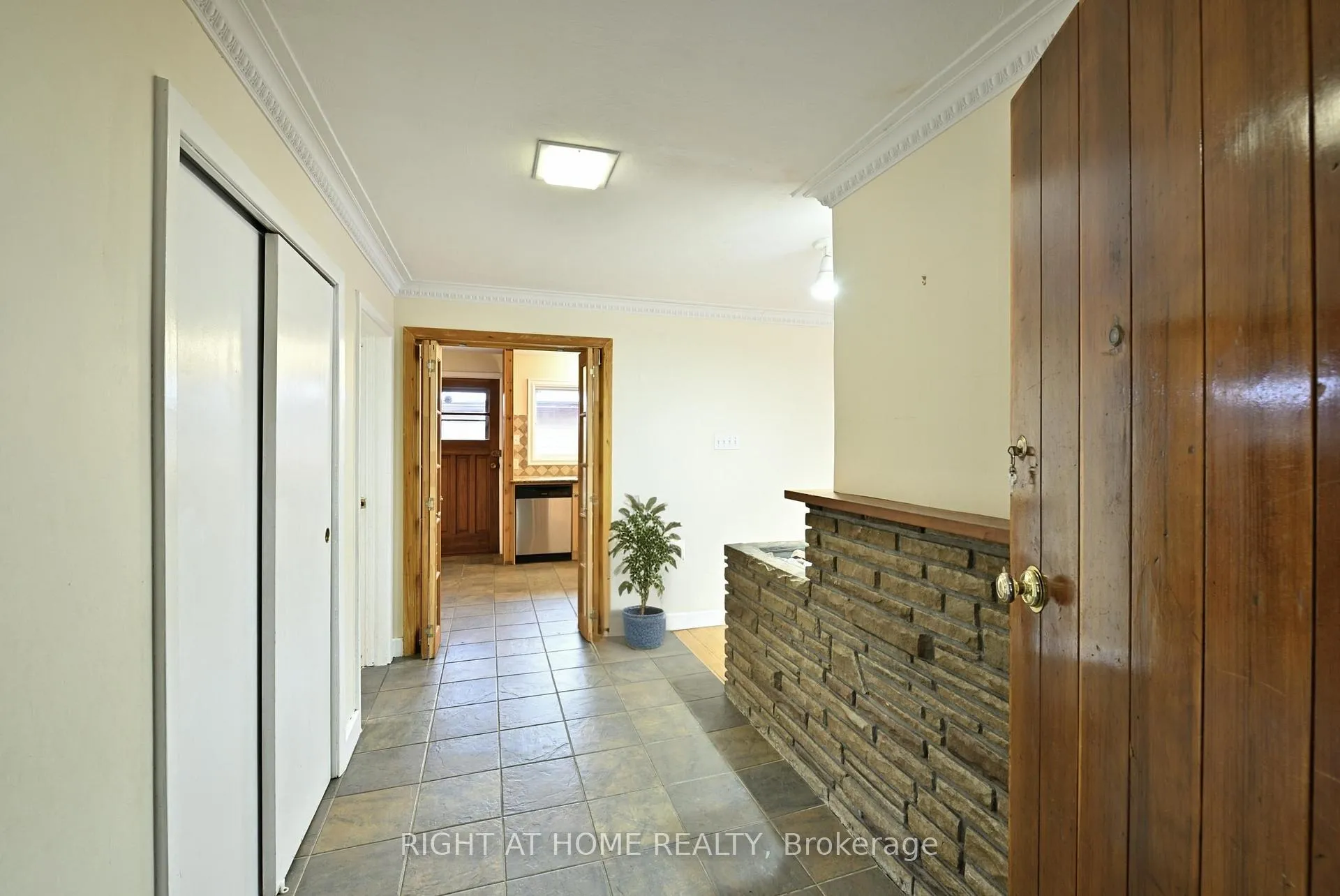 Photo 2 of 356 Summit Avenue, Ottawa, Alta Vista/Faircrest Heights — HOMEH