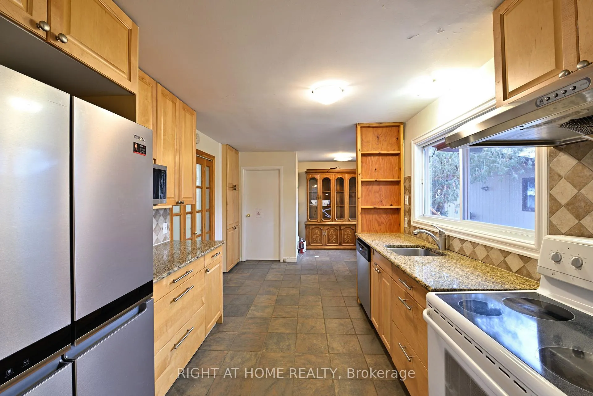 Photo 10 of 356 Summit Avenue, Ottawa, Alta Vista/Faircrest Heights — HOMEH