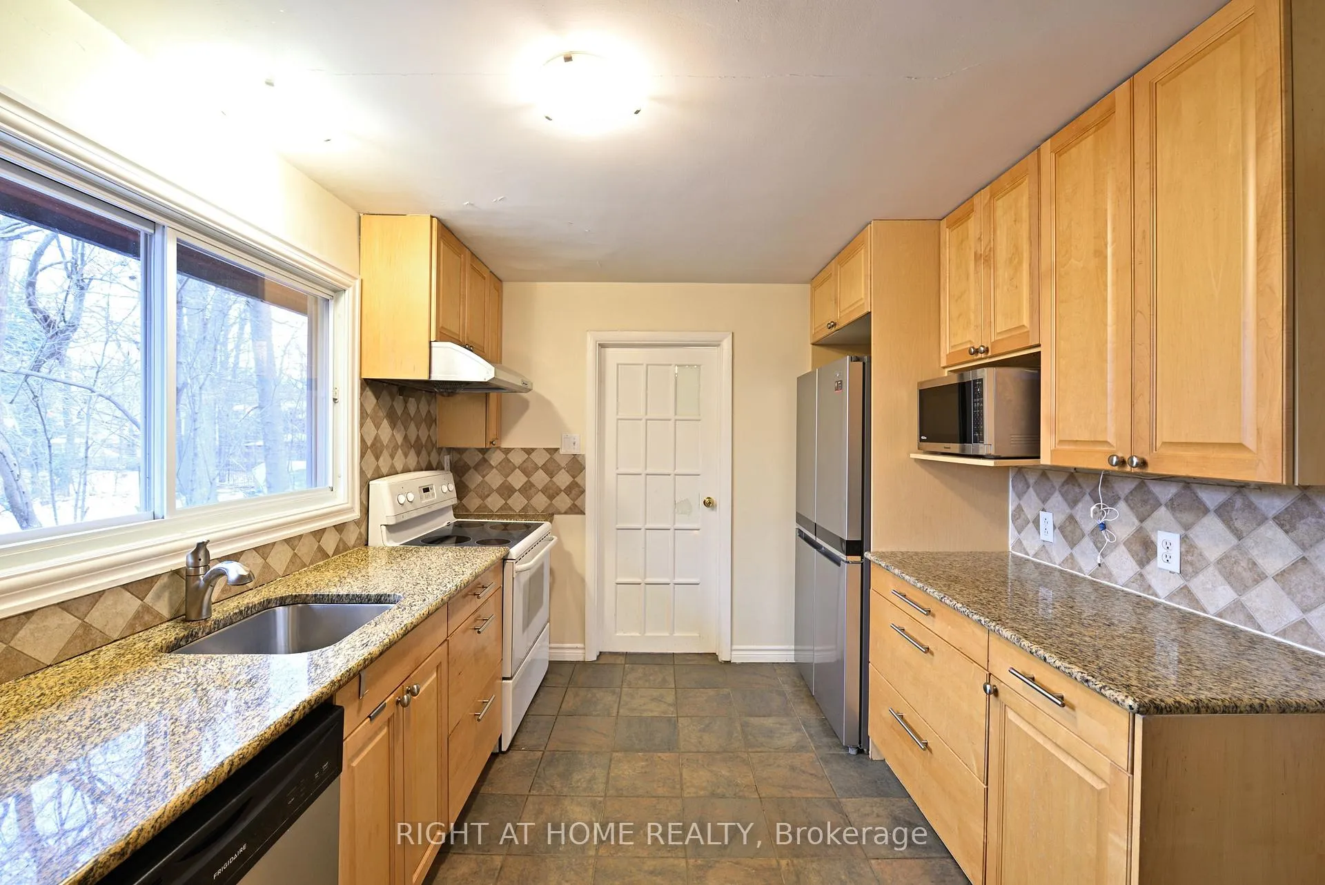 Photo 13 of 356 Summit Avenue, Ottawa, Alta Vista/Faircrest Heights — HOMEH