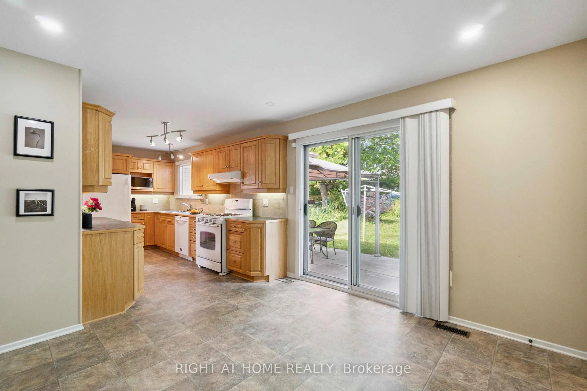 Photo 12 of 53B Tauvette Street, Ottawa, Blackburn Hamlet — HOMEH