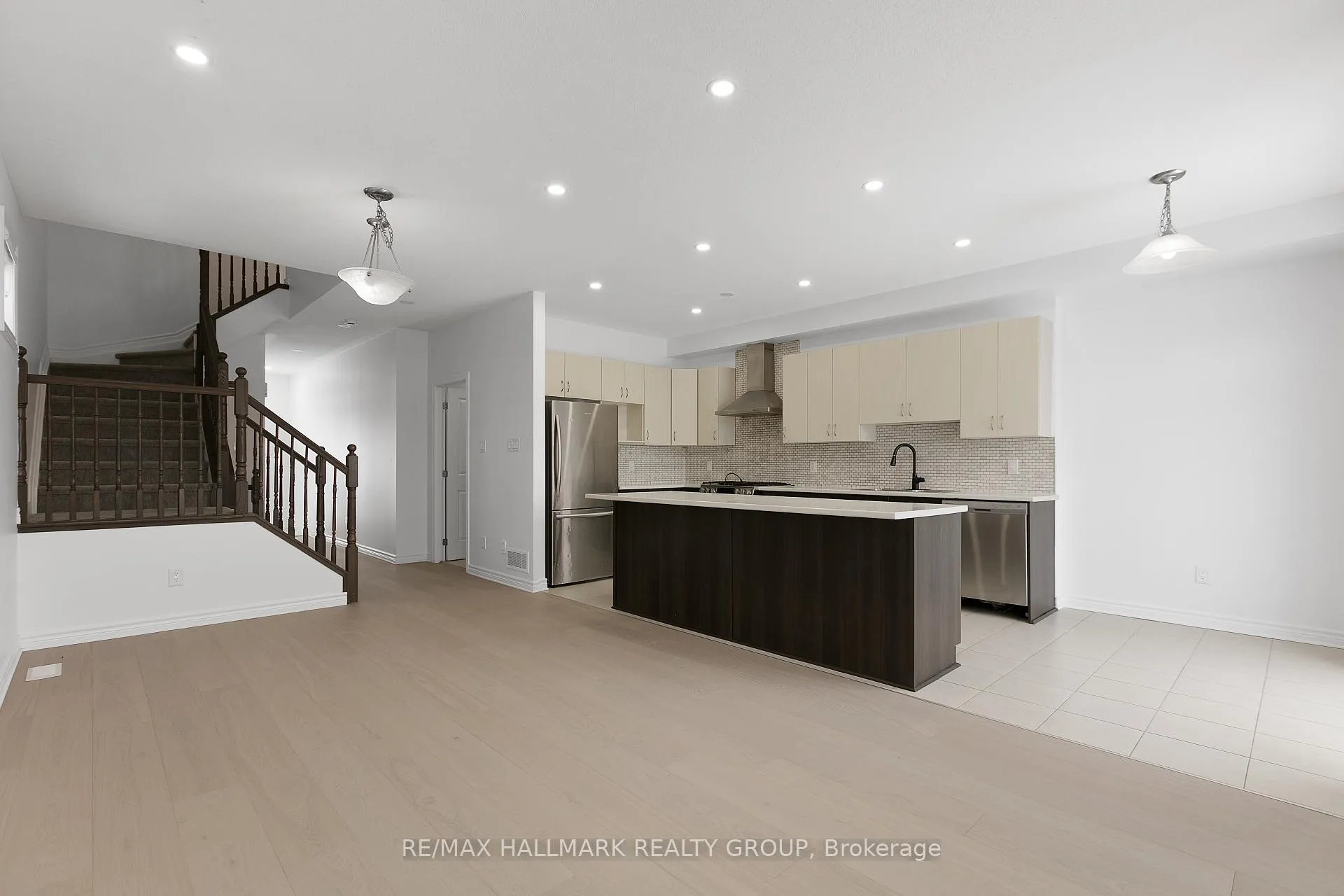 Photo 7 of 2477 Waterlilly Way, Ottawa, Barrhaven - Heritage Park — HOMEH