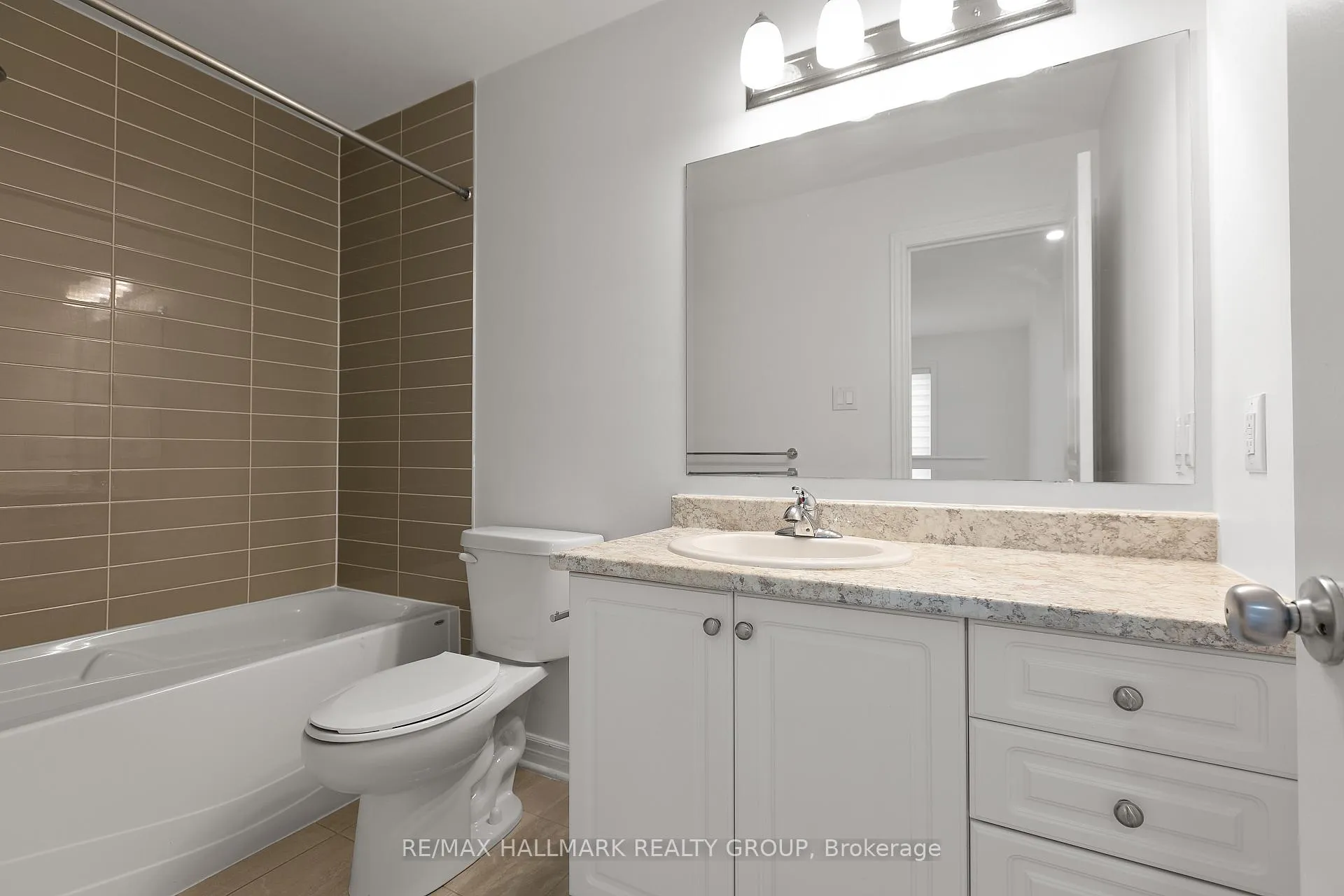 Photo 18 of 2477 Waterlilly Way, Ottawa, Barrhaven - Heritage Park — HOMEH