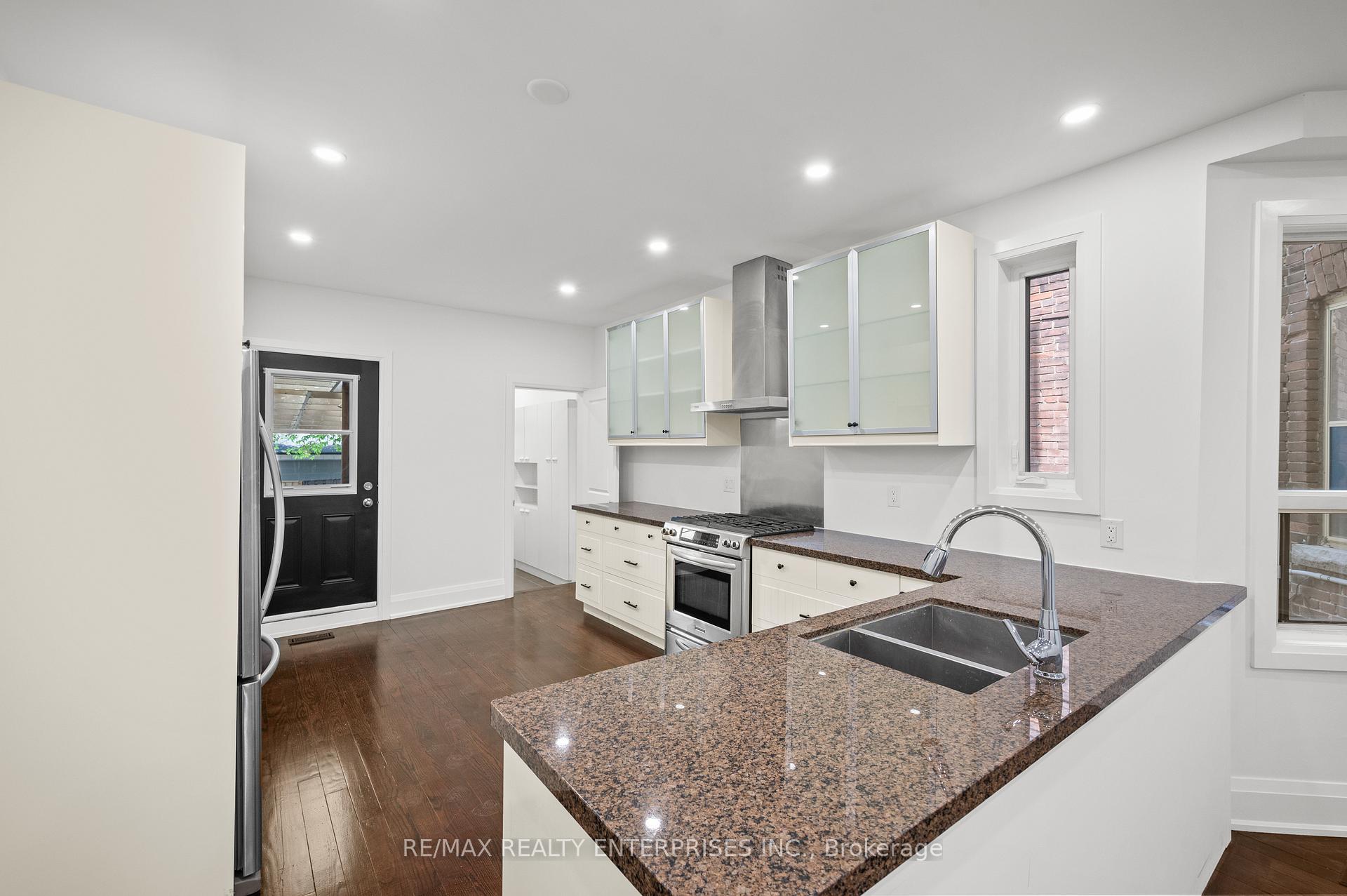 Photo 10 of 522 Crawford Street, Toronto, Palmerston-Little Italy — HOMEH