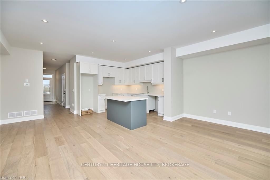 Photo 10 of 102 Elvira Way, Thorold, Rolling Meadows — HOMEH