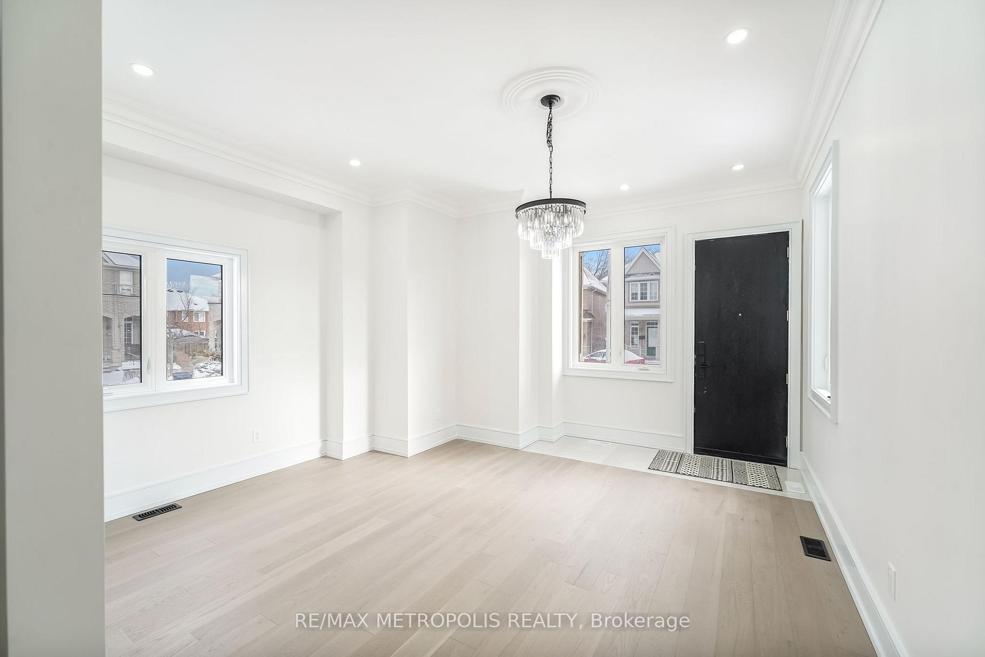 Photo 5 of 20 Hearth Place, Scarborough, Highland Creek — HOMEH