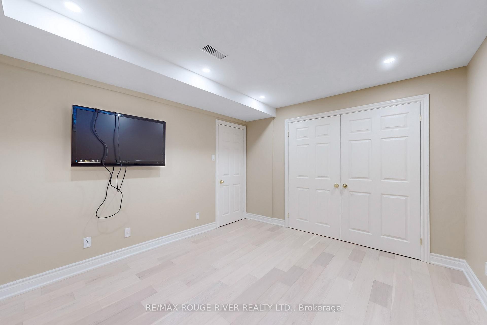 Photo 8 of 25 Linderwood Drive, Scarborough, Centennial Scarborough — HOMEH