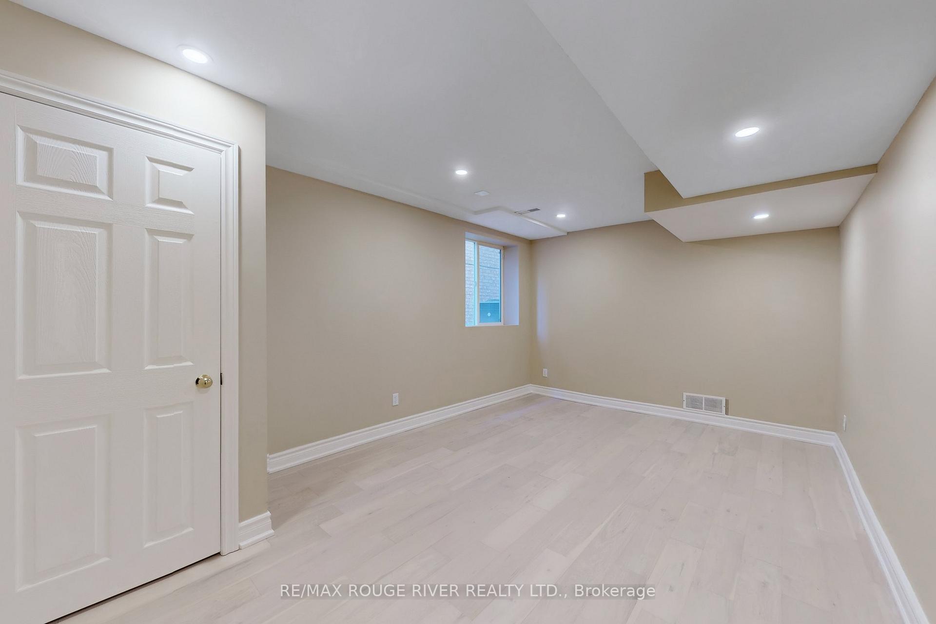 Photo 9 of 25 Linderwood Drive, Scarborough, Centennial Scarborough — HOMEH
