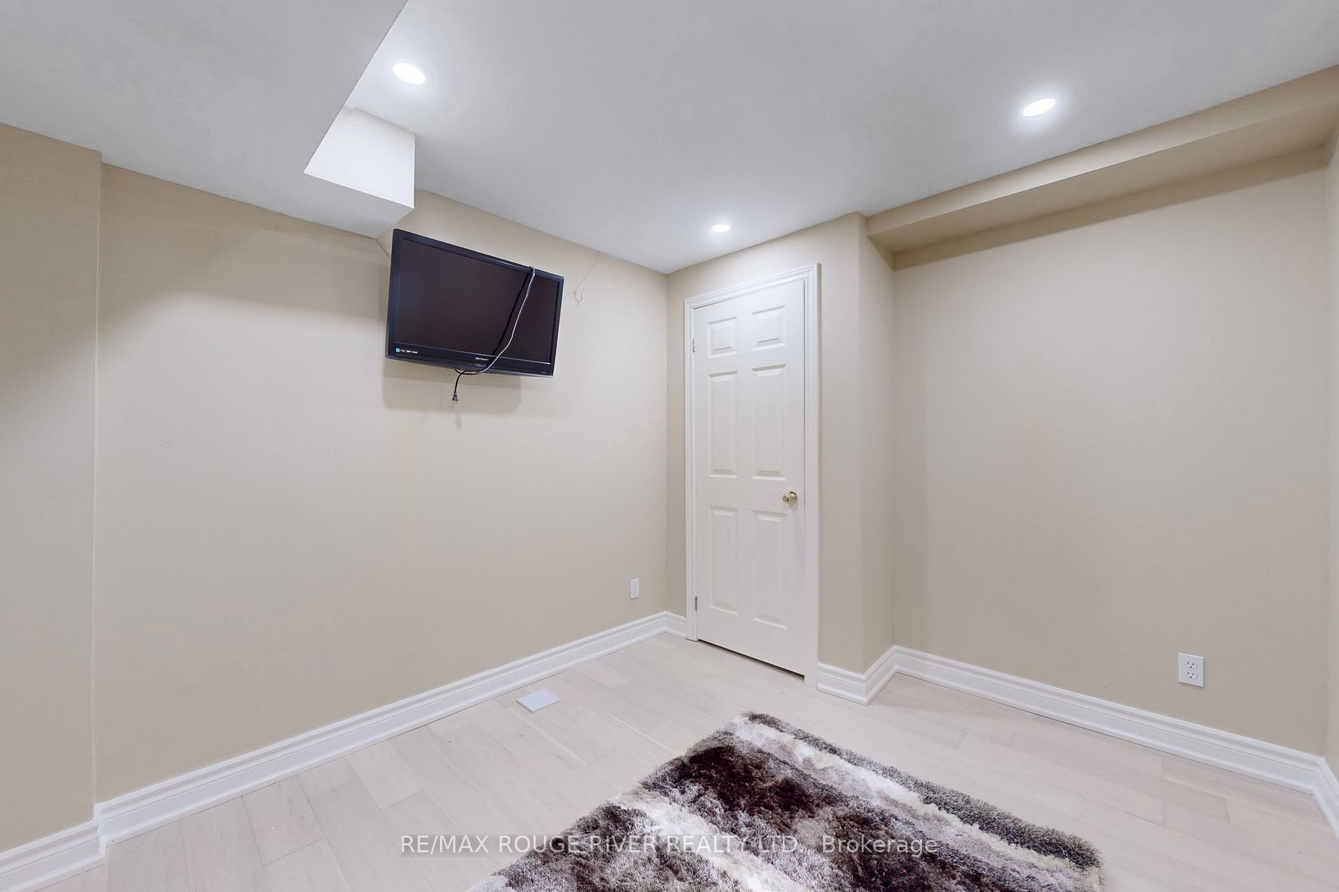Photo 10 of 25 Linderwood Drive, Scarborough, Centennial Scarborough — HOMEH