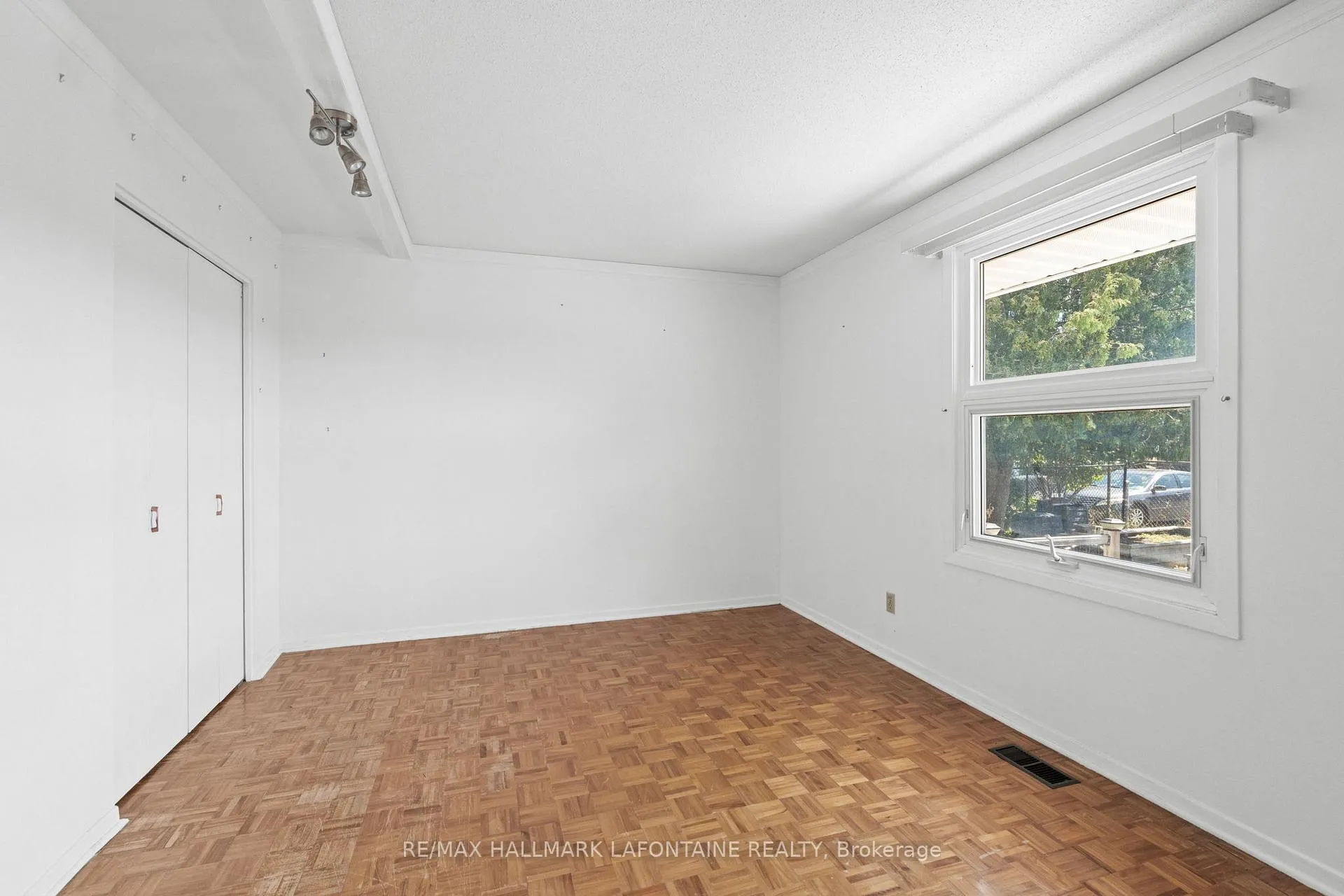 Photo 484 of 602 Eastvale Drive, Ottawa, Beacon Hill North — HOMEH