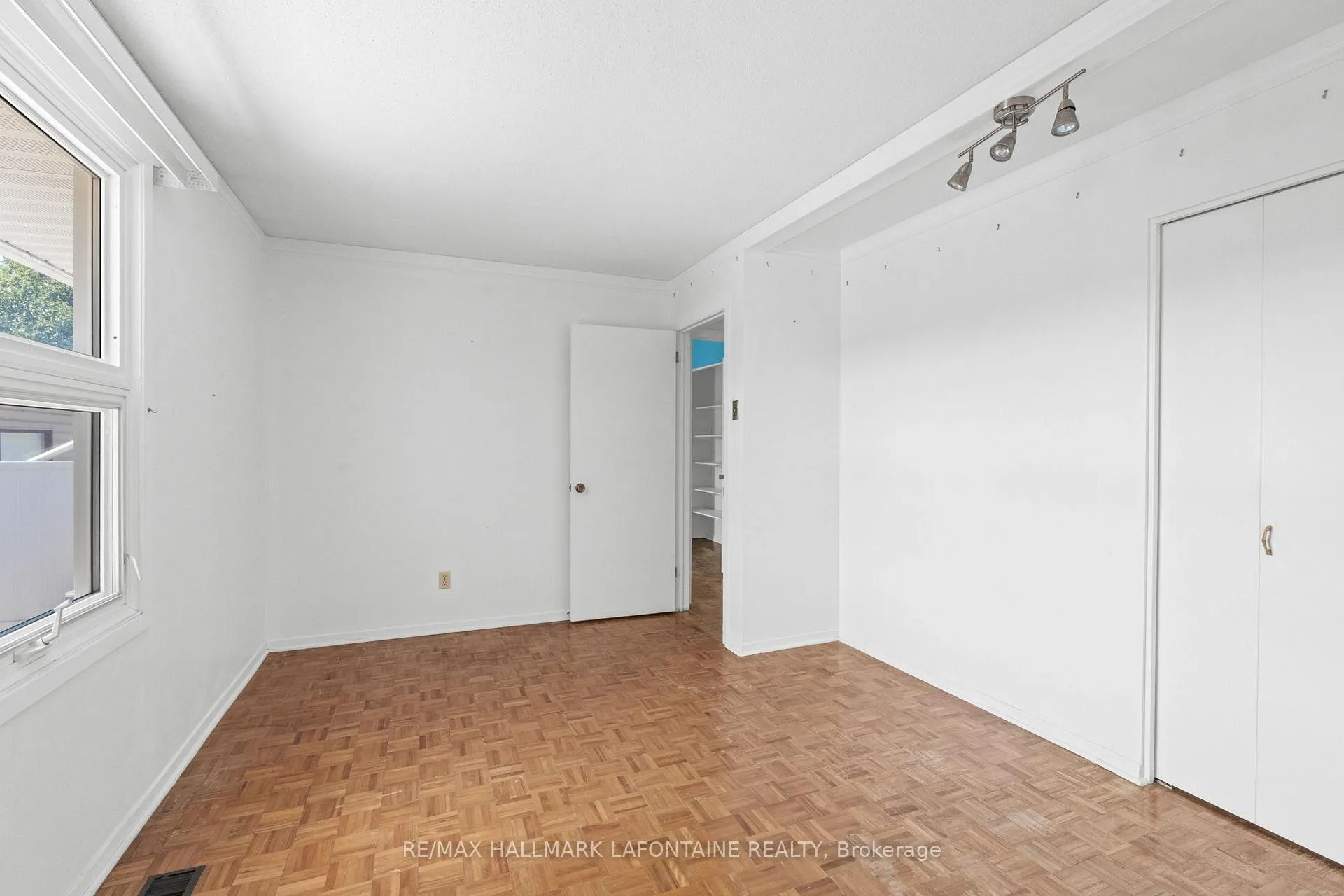 Photo 501 of 602 Eastvale Drive, Ottawa, Beacon Hill North — HOMEH