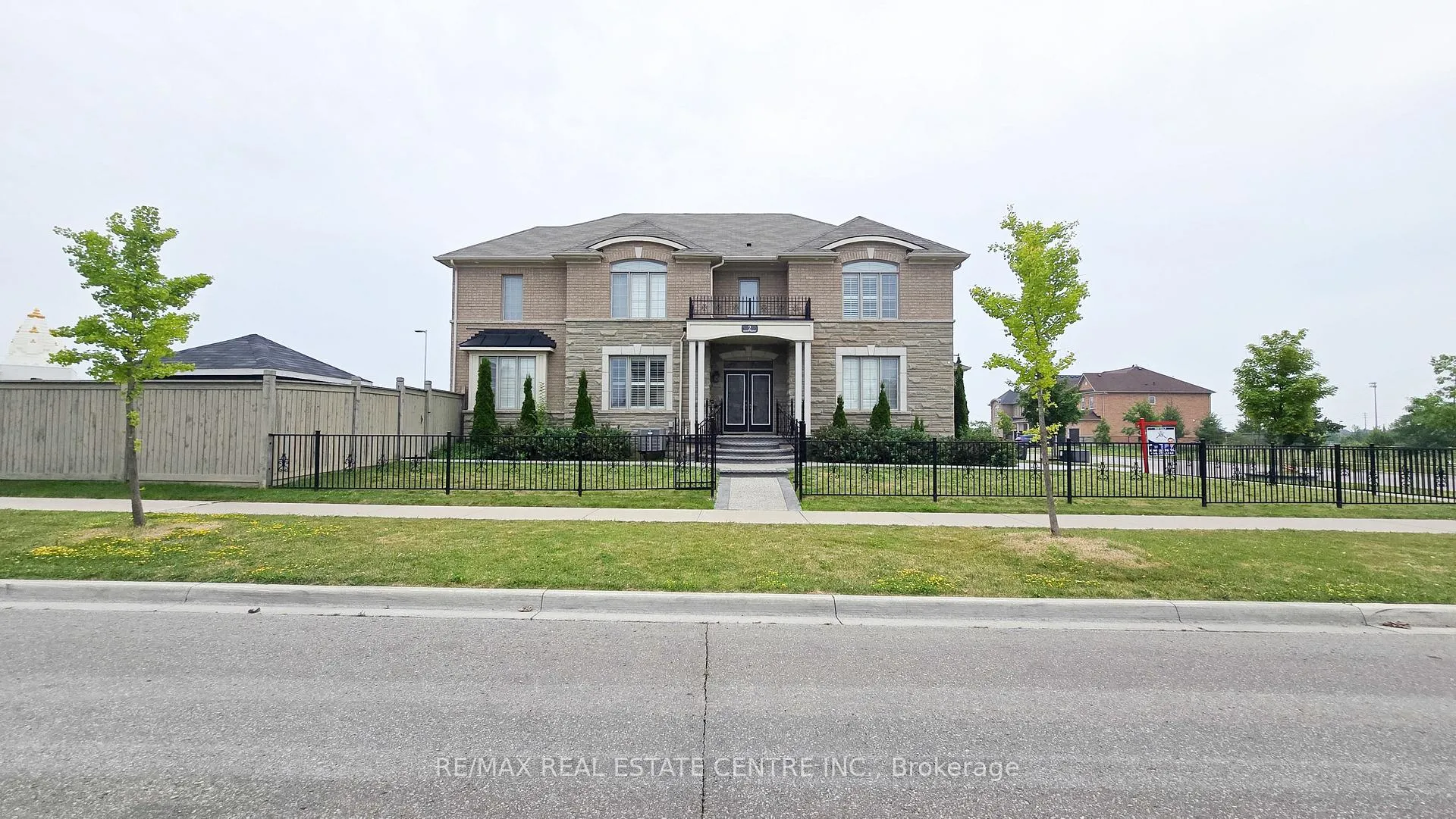 Photo 2 of 2 Buchanan Crescent, Brampton, Credit Valley — HOMEH