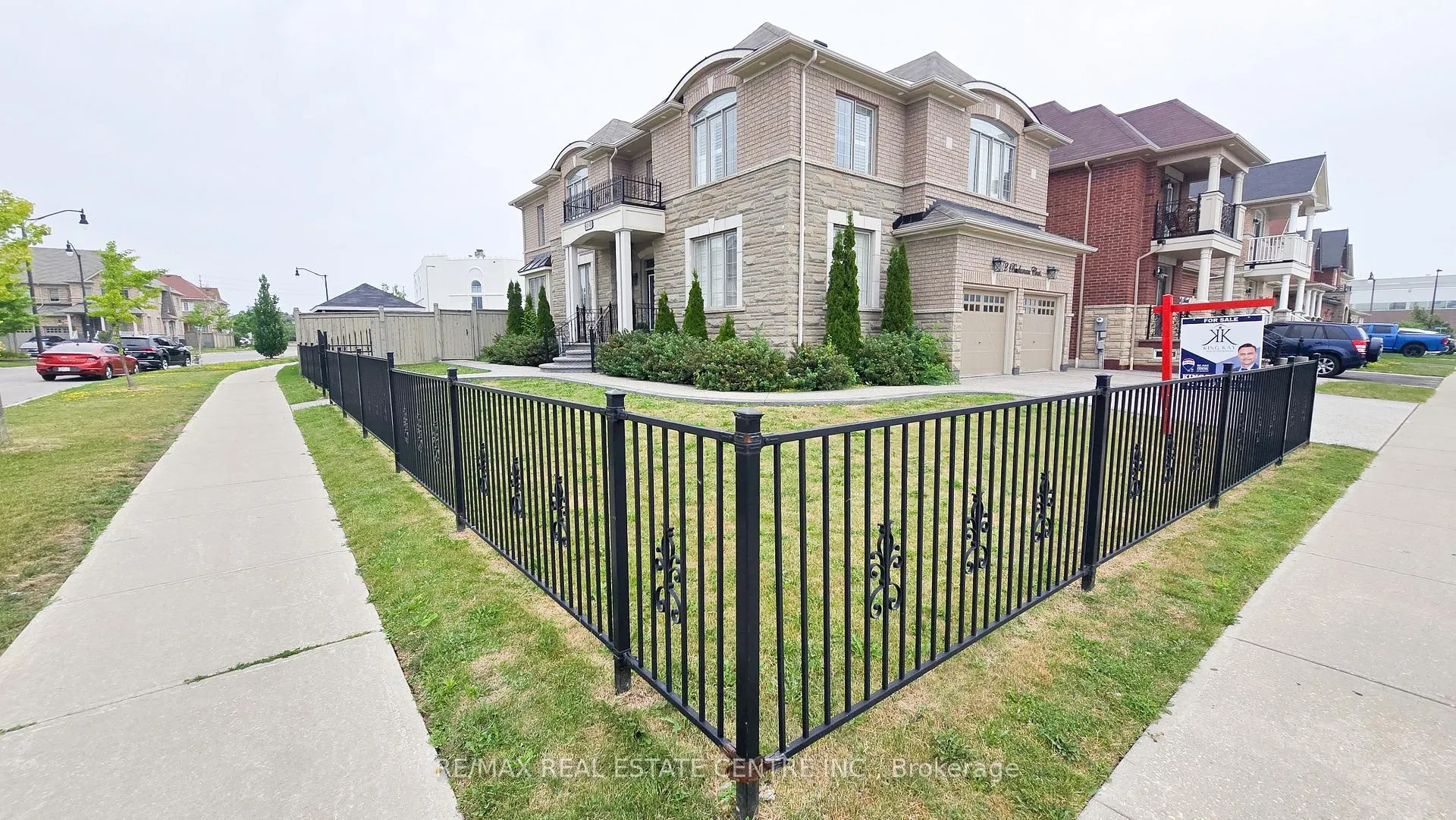 Photo 4 of 2 Buchanan Crescent, Brampton, Credit Valley — HOMEH