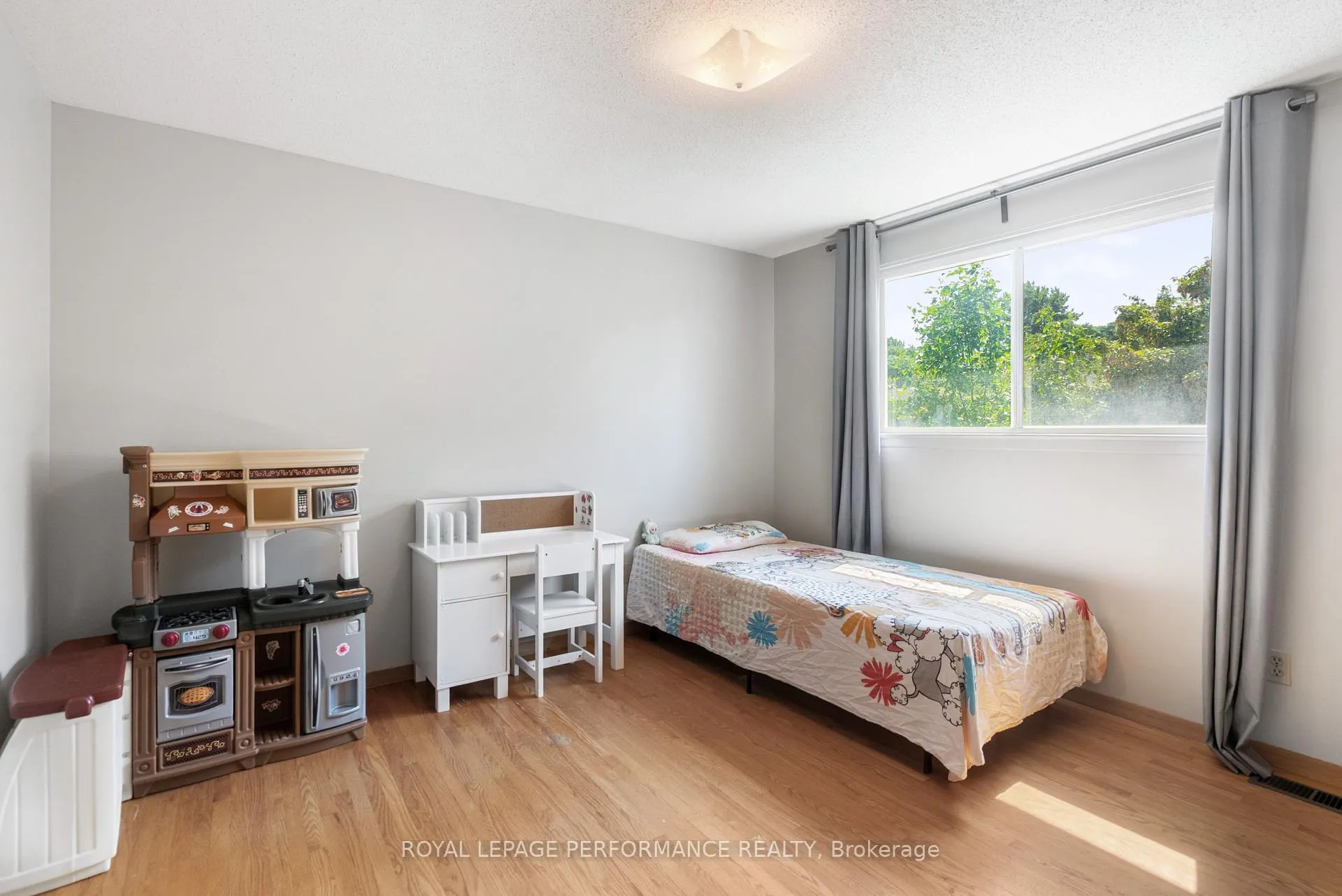 Photo 901 of 33 Woodview Crescent, Ottawa, Blackburn Hamlet — HOMEH